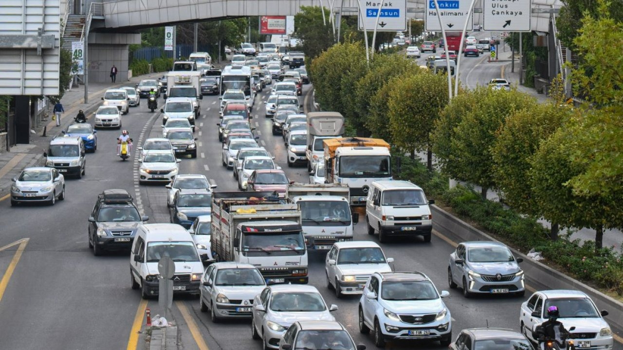 Başkentte yeni eğitim öğretim yılının ilk gününde trafik yoğunluğu yaşandı