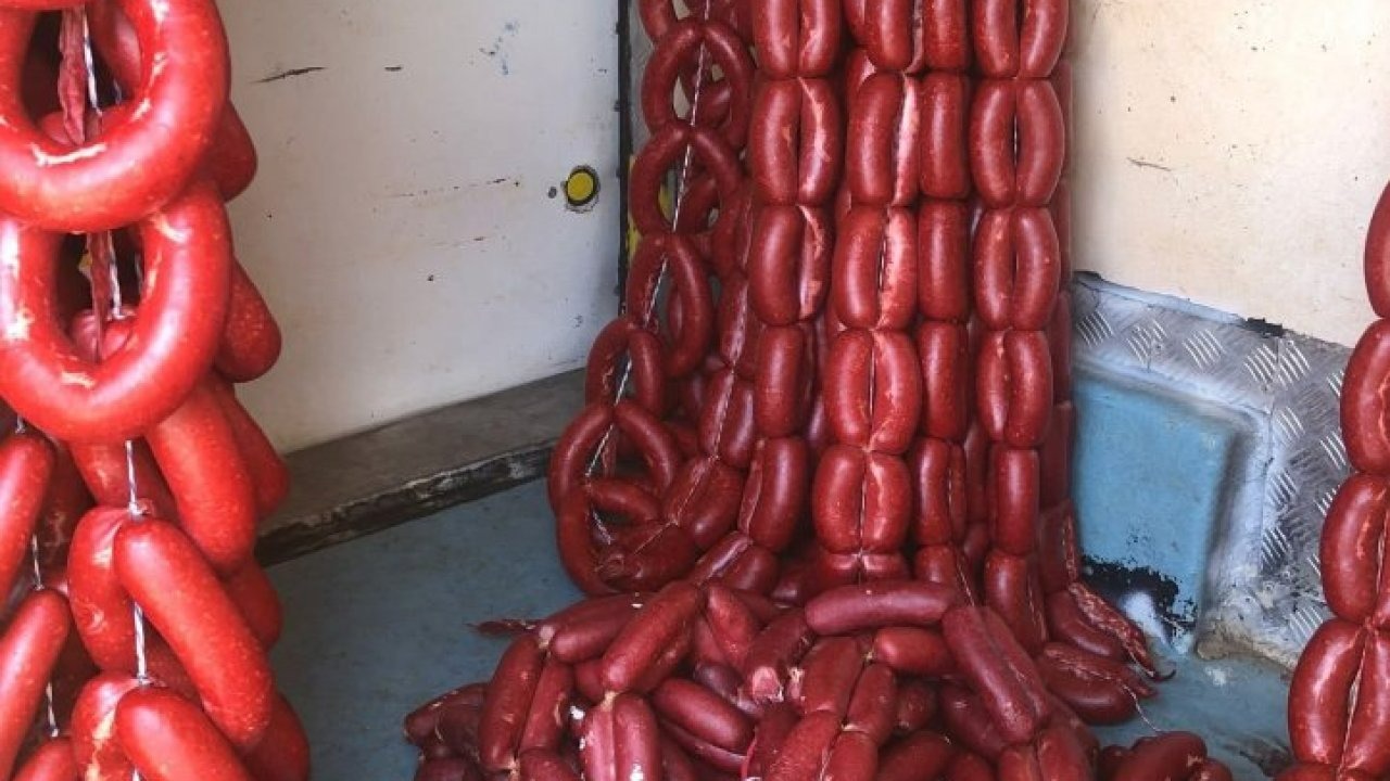 Kırşehir'de uygusuz şartlarda taşınan 96 kilo sucuk ele geçirildi