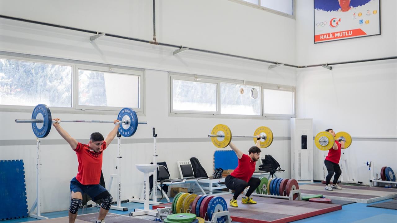 Milli halterciler rekor peşinde