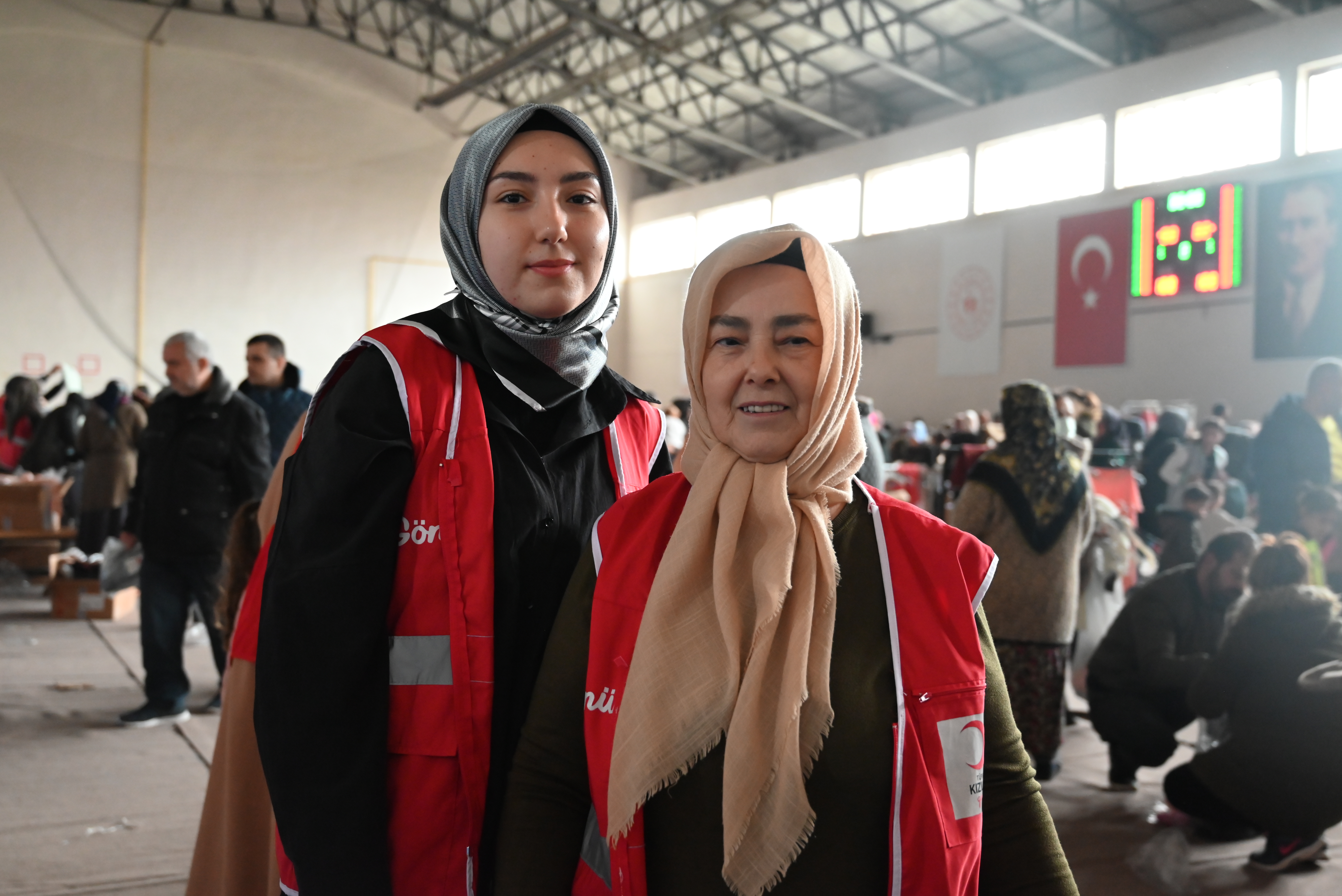 Depremzede aile gönüllülükte geri durmadı