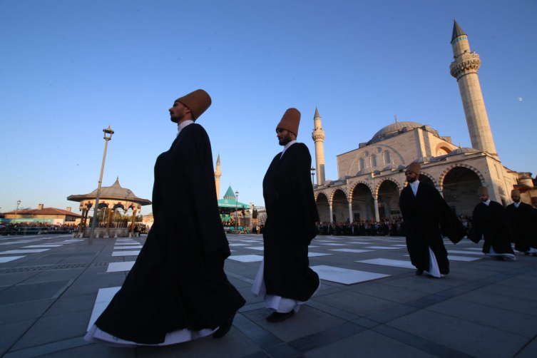 Semazenler meydana indi