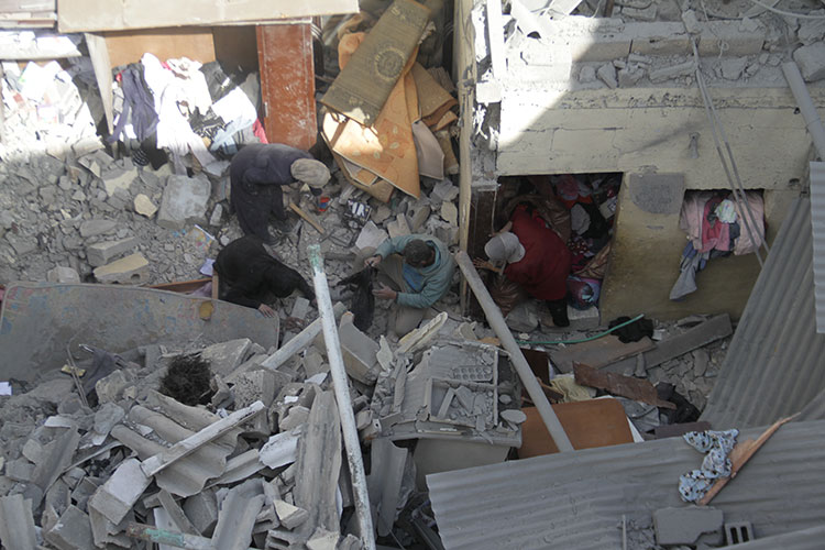 Katil İsrail Ramazanın ilk gününde bomba yağdırdı