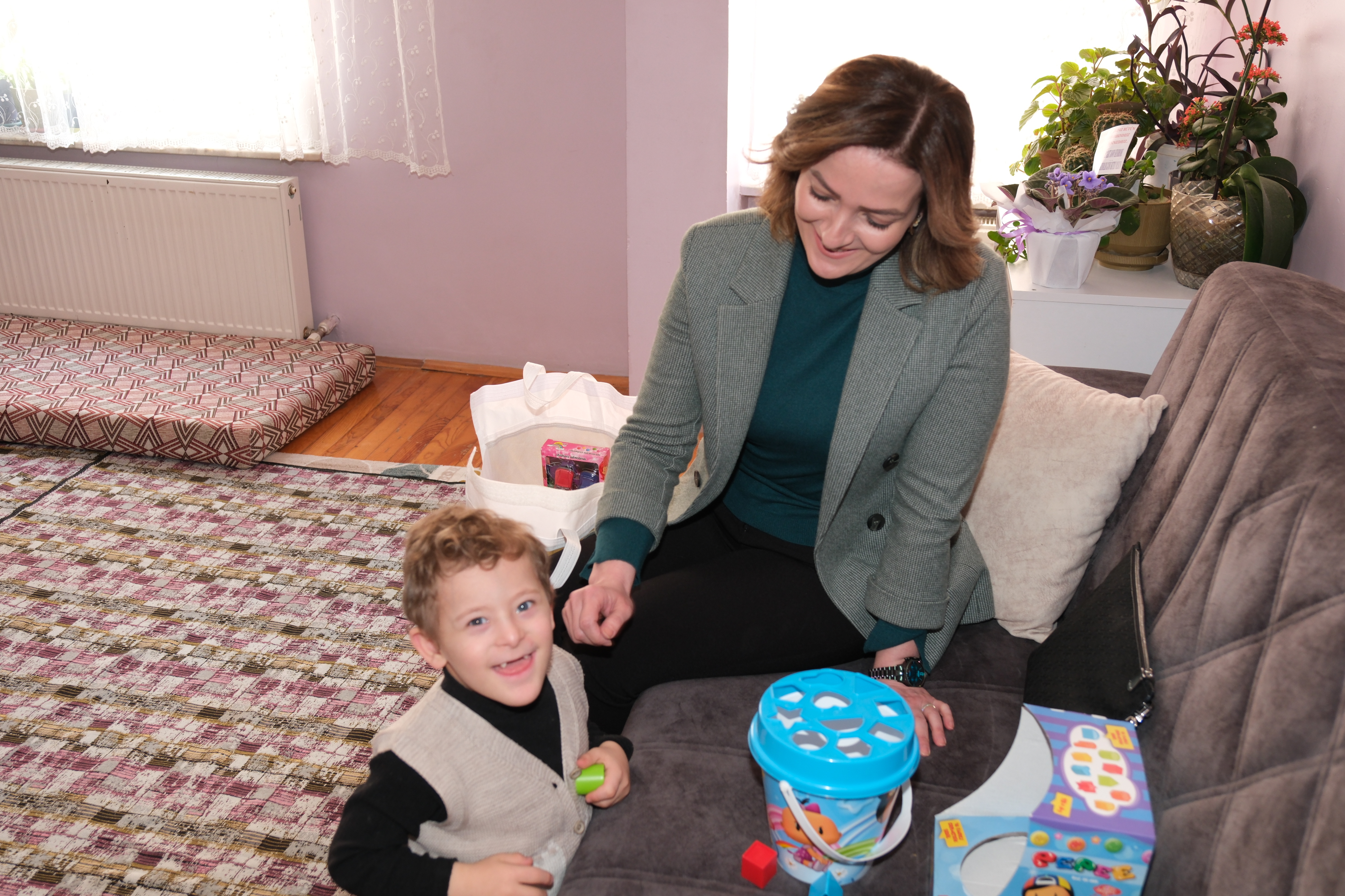 Mutluluk dağıtıyor…