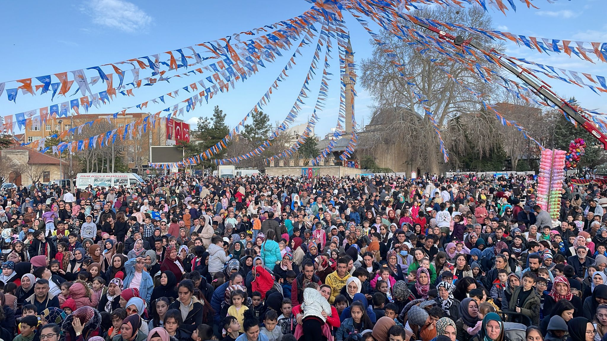 Binlerce kişi iftar sofrasında buluştu