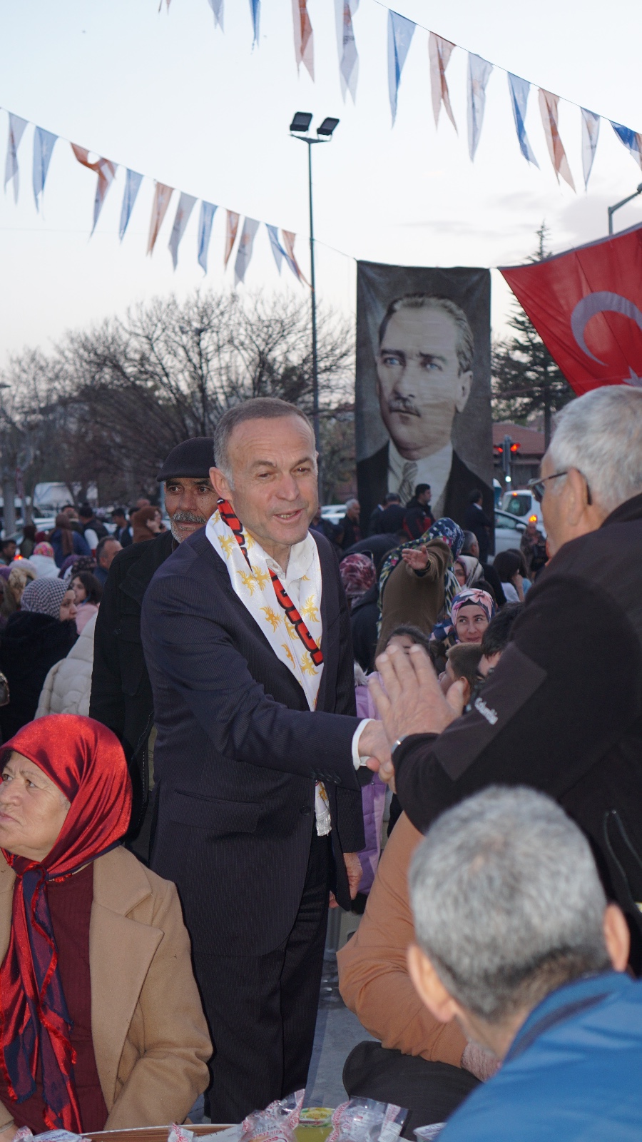 Binlerce kişi iftar sofrasında buluştu