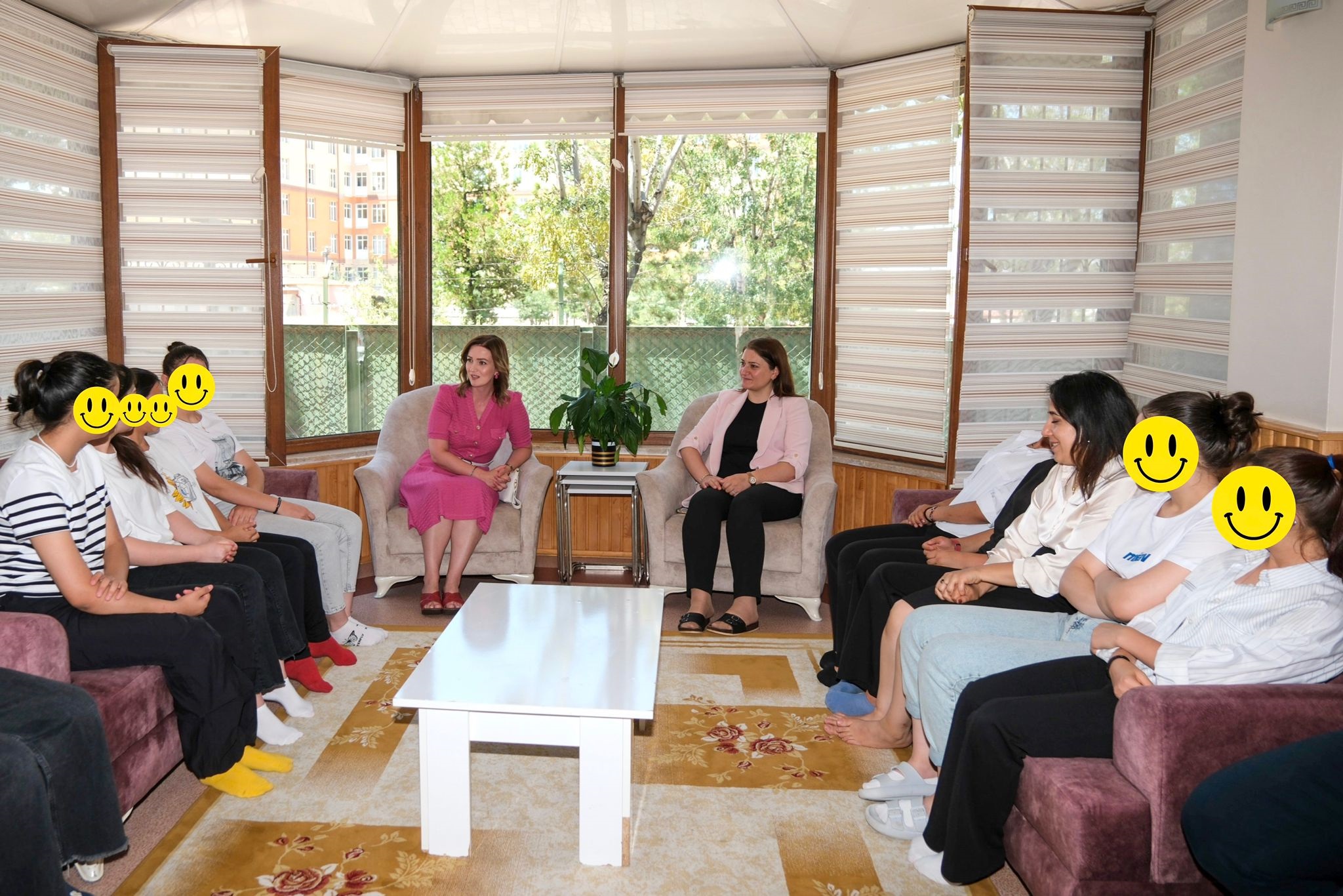 Onları hiç yalnız bırakmıyor – Adeta anneleri oldu