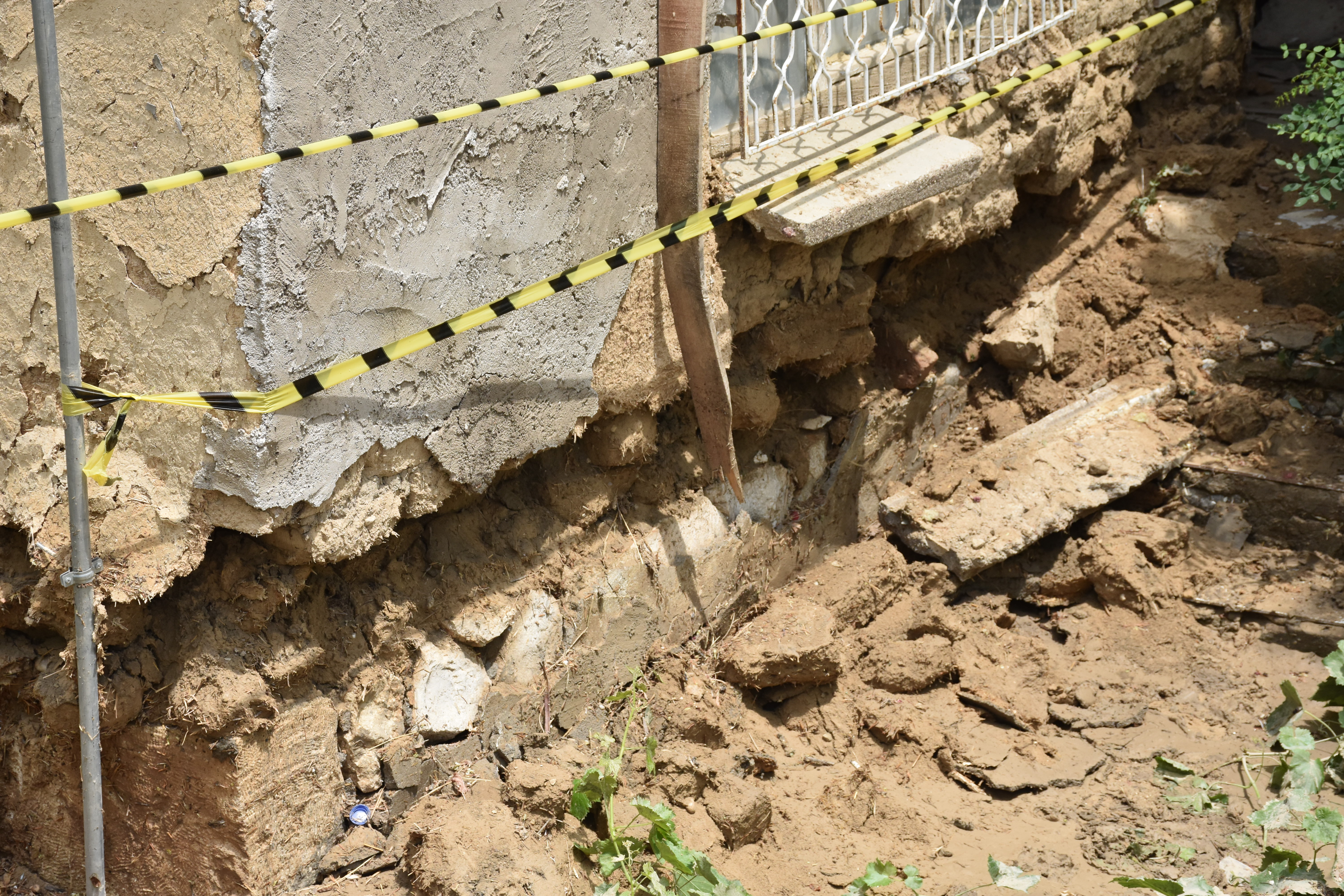 Karaman'daki kerpiç evde önlem alındı