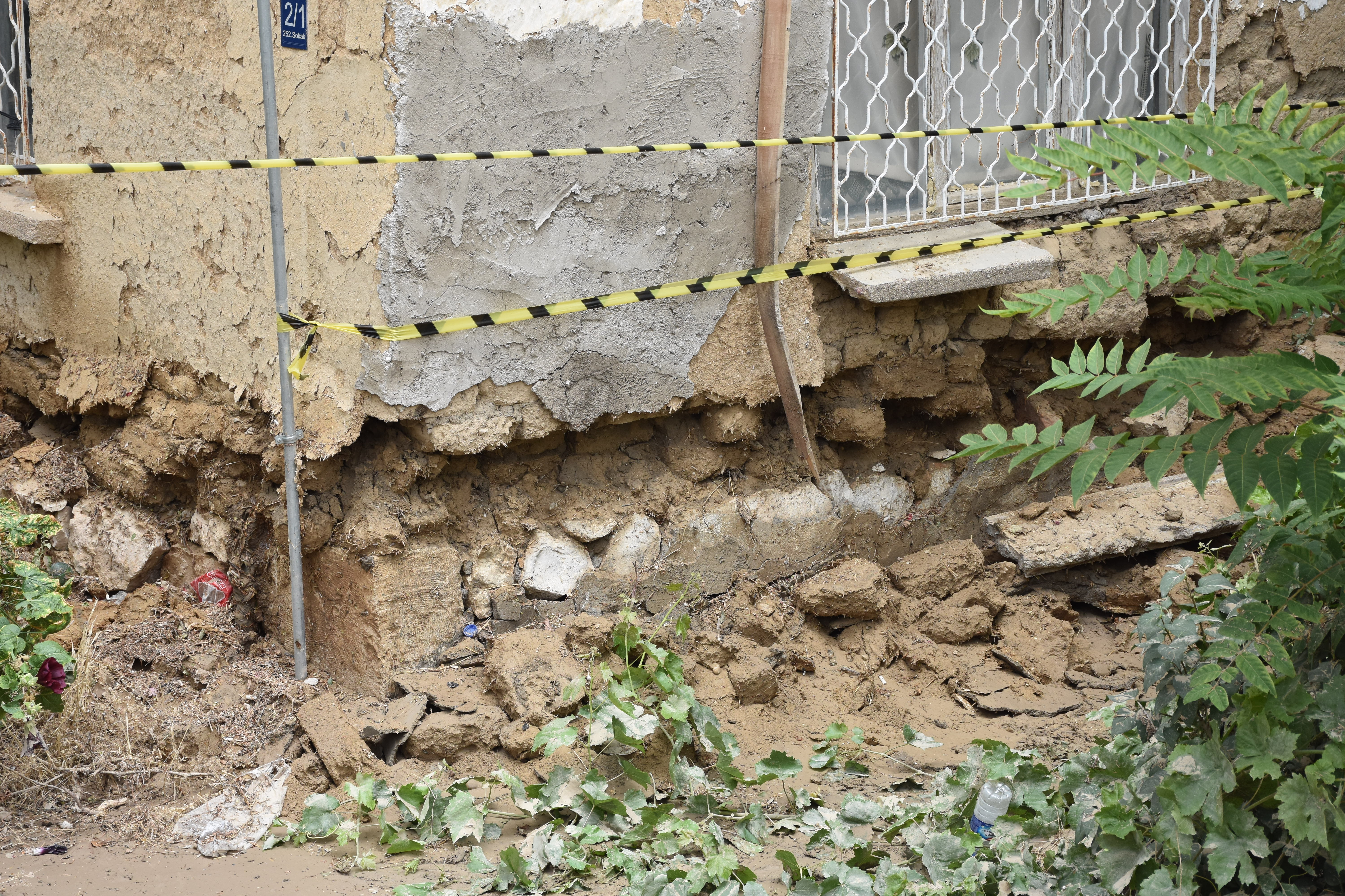 Karaman'daki kerpiç evde önlem alındı