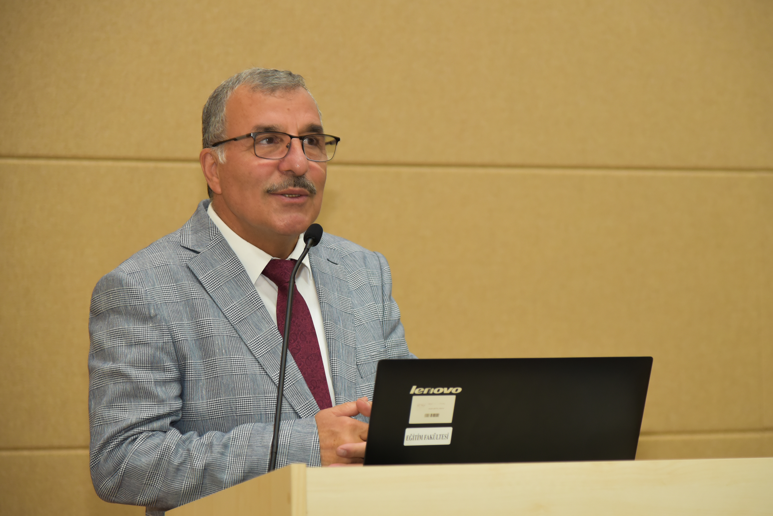 Karaman Türk Diline yön verecek