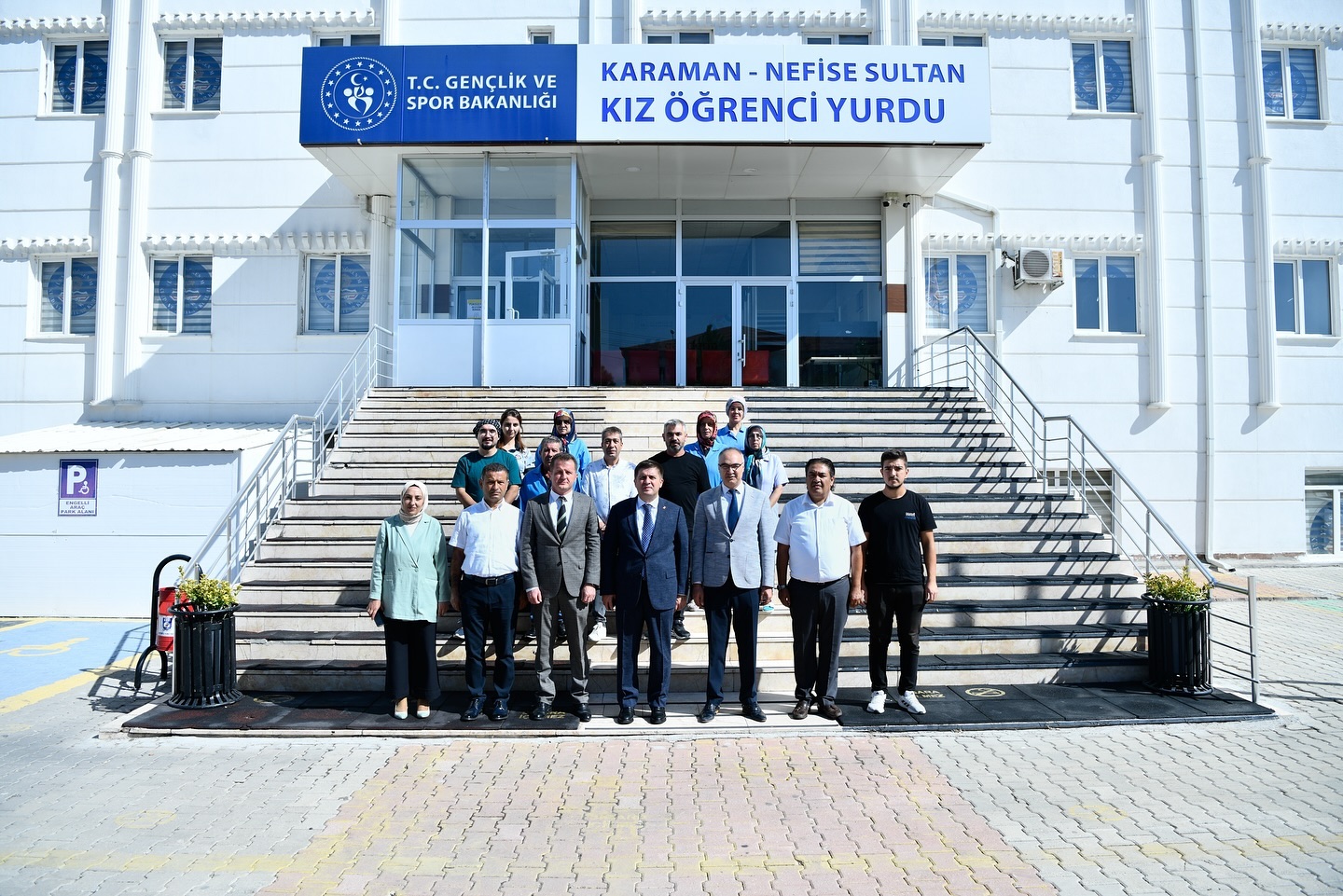 Vali Sarıibrahim öğrencilerin arkasında