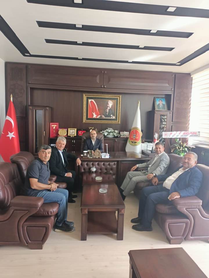 Başkan Yılmaz tebrikleri kabul ediyor