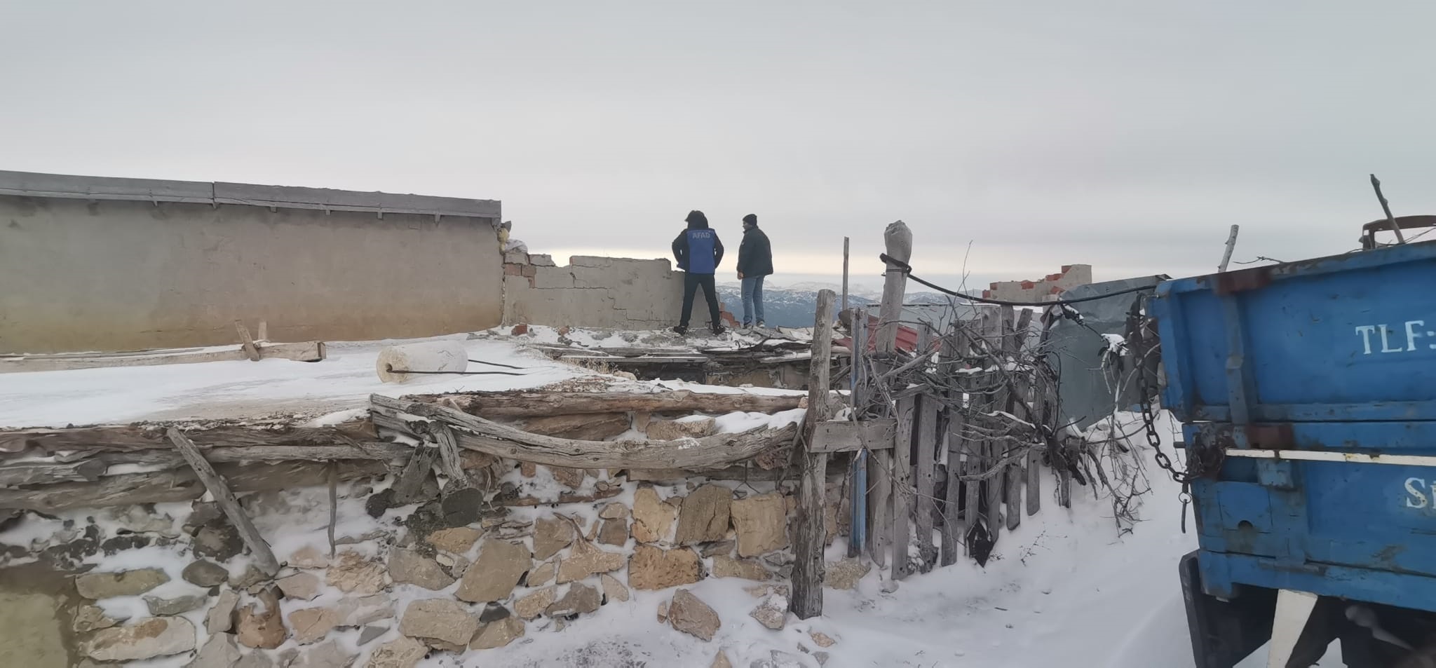 Karaman'daki bir çatı komşu evin çatısına uçtu