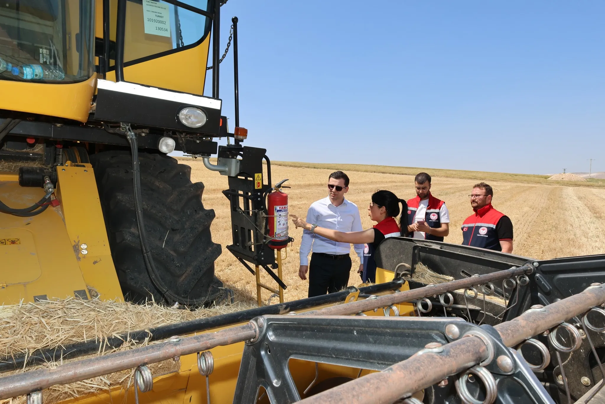 Tarım arazisinde ilk biçerler çalıştı