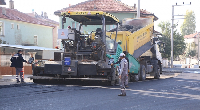 Belediyenin asfalt ekibi dur durak bilmiyor