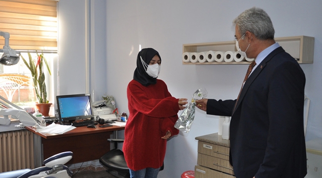 Diş hekimlerine sürpriz yaptı