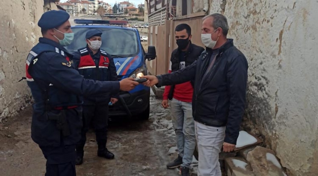 Jandarma ekipleri cüzdanı sahibine teslim etti