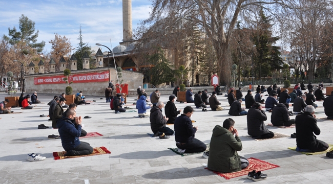 Karaman'da yeni yılın ilk cuma namazı kılındı