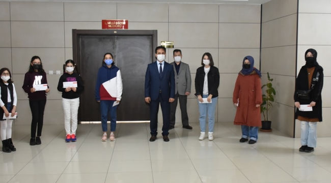 Öykü yarışmasının derece alan öğrenciler ödüllendirildi