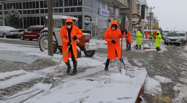 Belediye ekiplerinden kar nöbeti