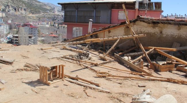 Ermenek'te rüzgar yıktı geçti!