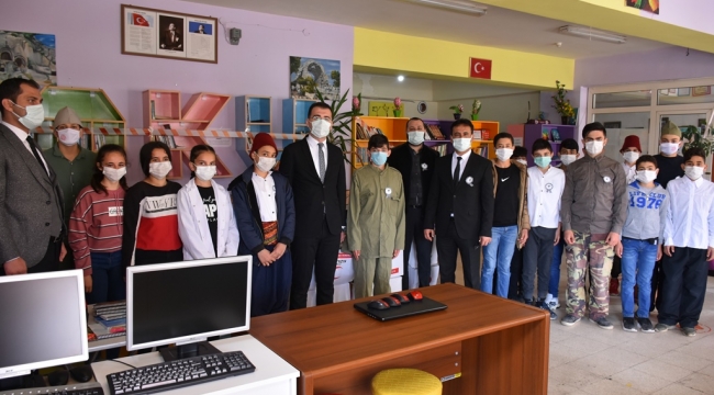 Karaman’da öğrencilere eğitim seti hediye etti