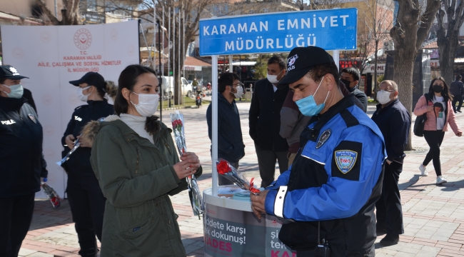 Karaman emniyeti kadınlara karanfil dağıttı