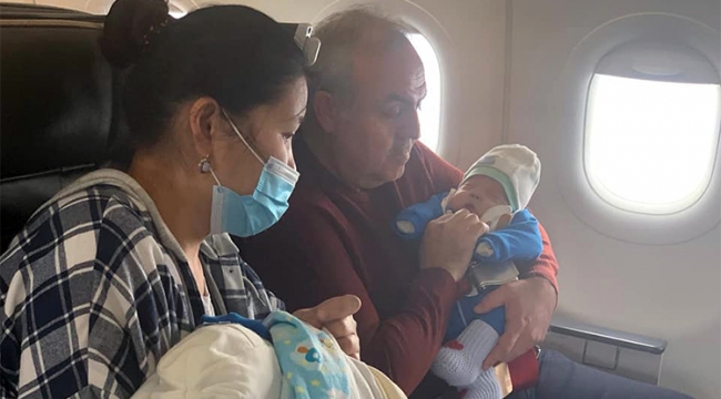 Uçakta rahatsızlanan bebeğe hayati dokunuş