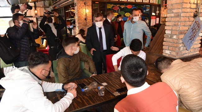 Vali Işık kafelere çıkarma yaptı!