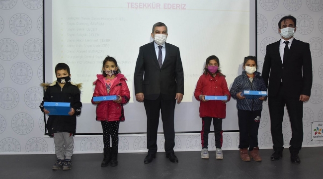Vali Işık öğrencilere tablet dağıttı