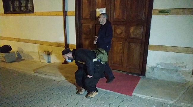 Camide mahsur kaldı, polis kurtardı!