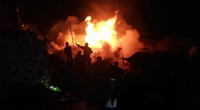 Karaman'da 5 ev alev alev yandı!