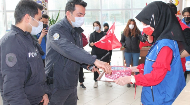 Karaman’da gençlerden polislere sürpriz