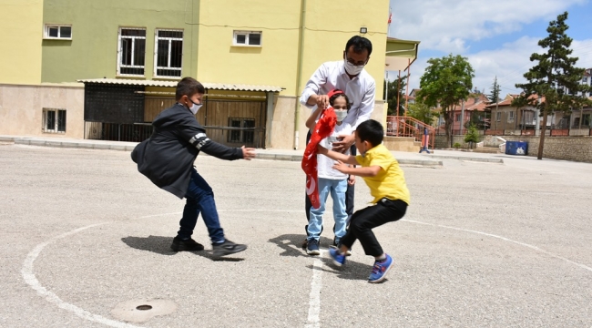 Anne babalarla çocukları buluşturdu