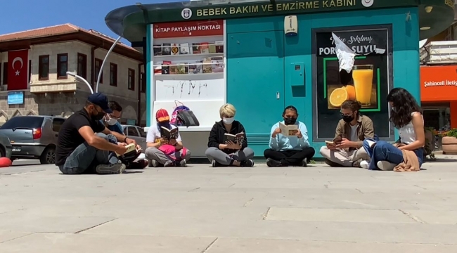CHP'li gençlerden kitap okuma etkinliği