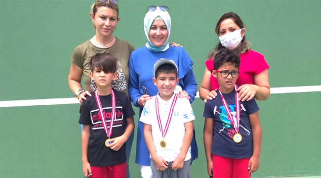 Karaman Tenis Takımı madalyalarla döndü