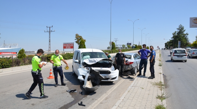 Hafif ticari araç park halindeki otomobile çarptı!