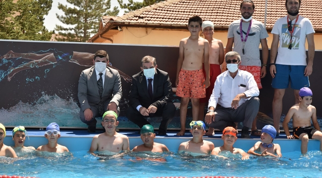 Kazımkarebekir'de yüzme havuzu açıldı