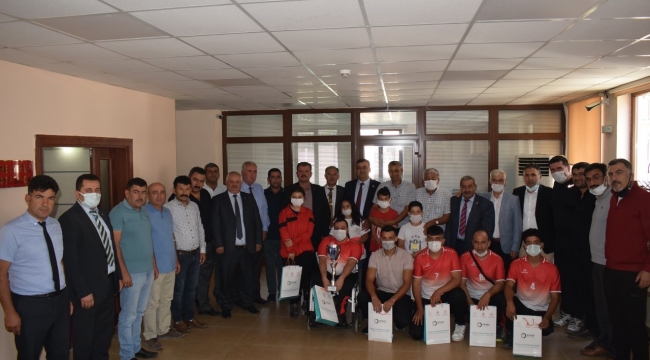 Şampiyonlar Başkan Çayır’ı Ziyaret Etti