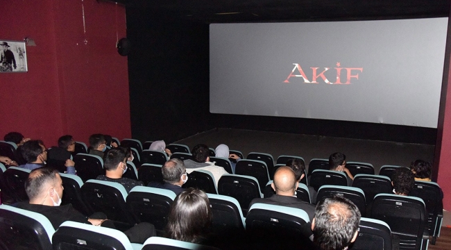 Vali Işık Öğrencilerle Akif’i İzledi