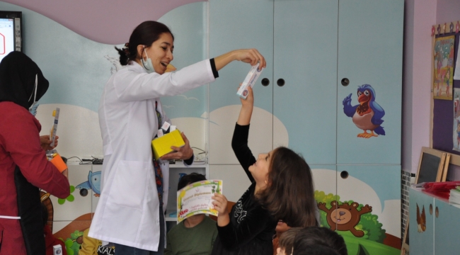 Diş hekimleri minik öğrencilere konuk oldu