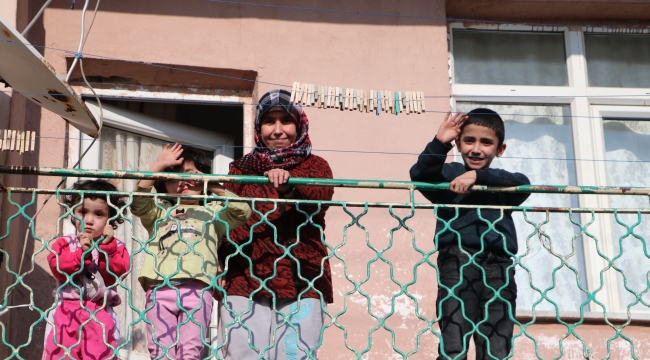 Bu acılara çocukları için dayanıyor!