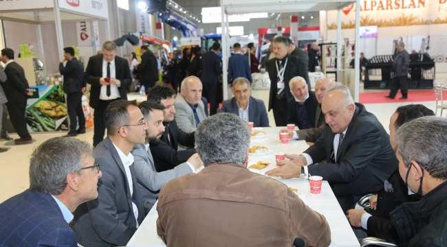 Konya Tarım Fuarını ziyaret etti 