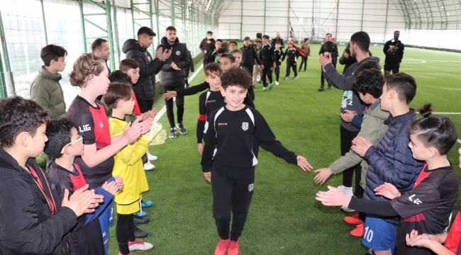 Minik futbolcular örnek oldu