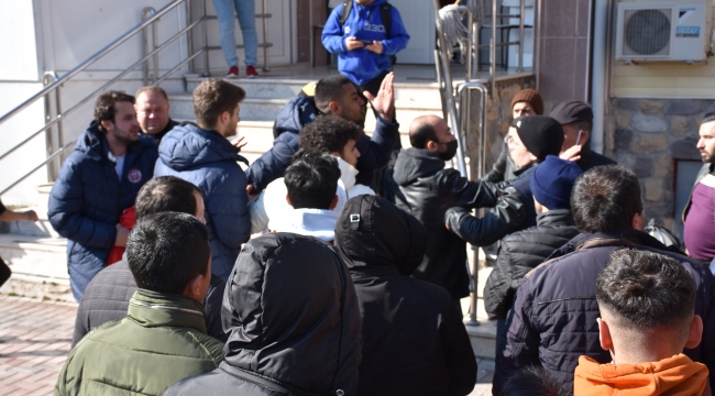 Taraftarlarla kaleci birbirine girdi!