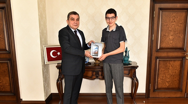 Vali Işık söz verdiği öğrenciyi sevindirdi