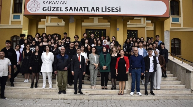 Hanımefendi Canan Akkoyun sergiye katıldı