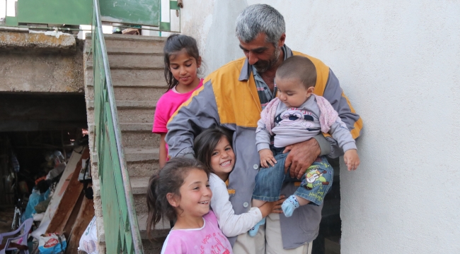 Baba, acısını 5 çocuğuyla bastırıyor