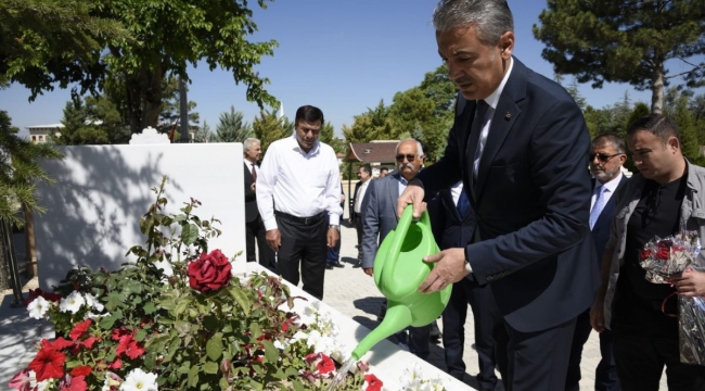 Vali Akkoyun'dan şehitlik ziyareti