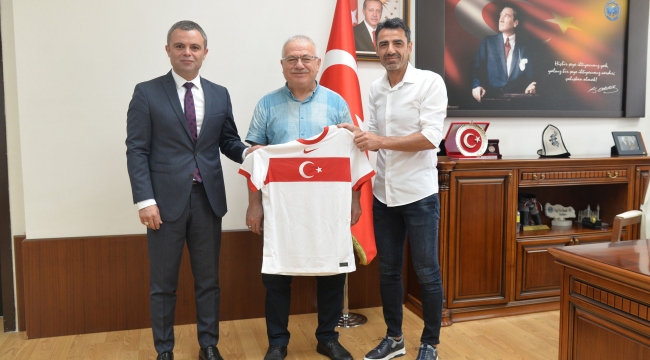 Rektör Ak Millileri kutladı