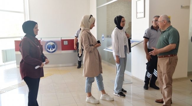 Rektör Ak, öğrencileri karşıladı